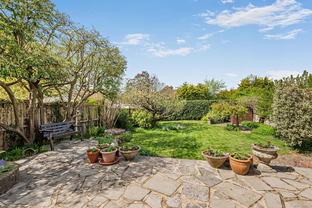 Property photo 2 of 19 8685607-Exterior08-800.Jpg