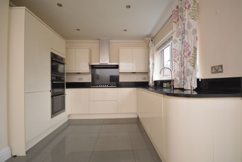 Property photo 3 of 18 Kitchen
