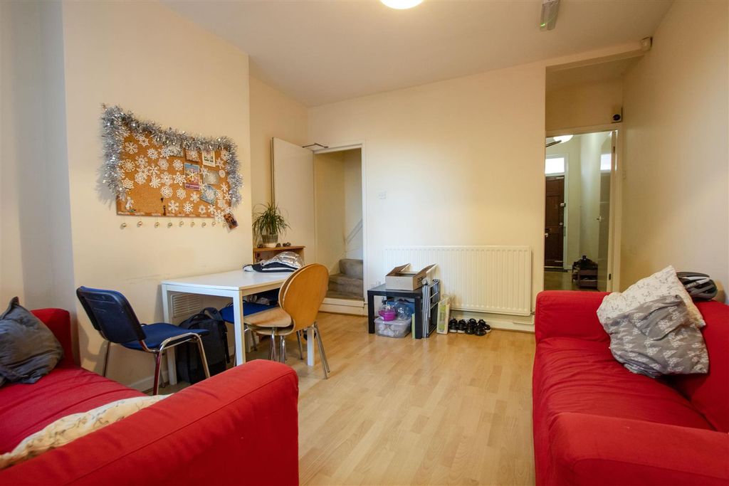 Property photo 3 of 31 Living Room