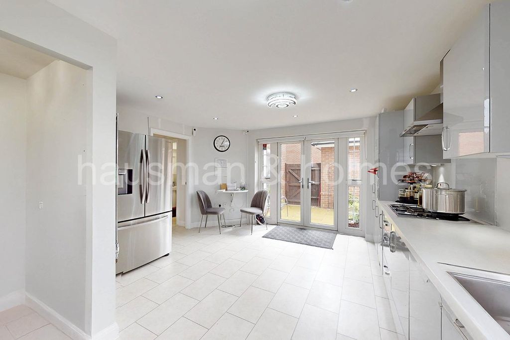 Property photo 3 of 17 W07.Jpg