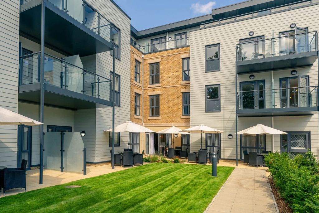 Property photo 3 of 8 Gardens