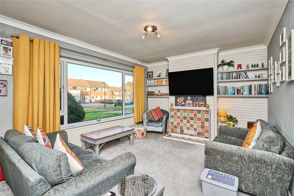 Property photo 3 of 13 Lounge