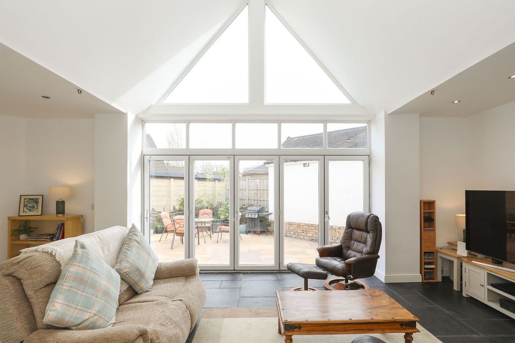 Property photo 2 of 27