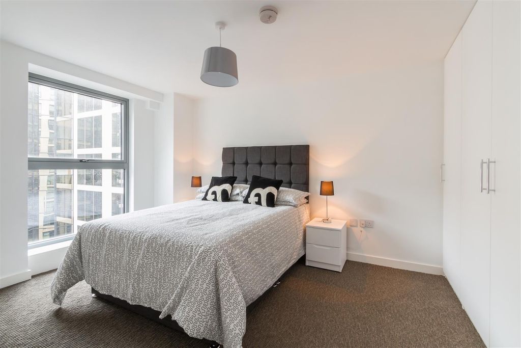 Property photo 2 of 6 Bedroom