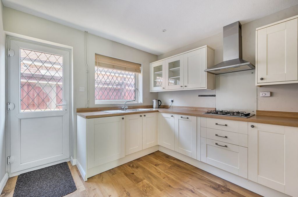 Property photo 2 of 21 1360225-13-68Dbaa...