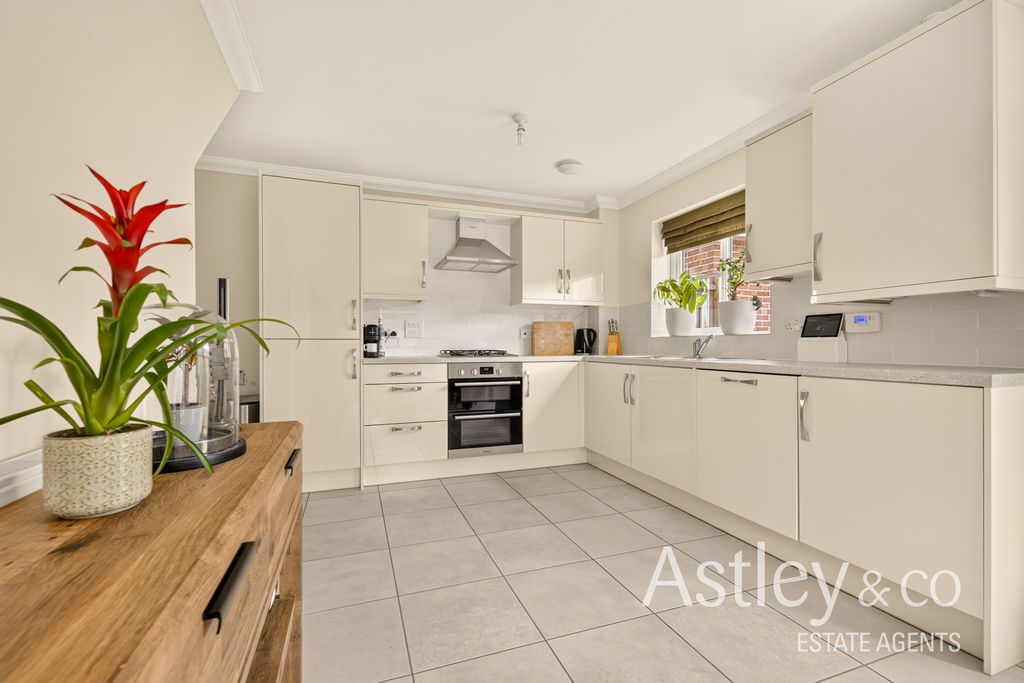 Property photo 3 of 19 Kitchen