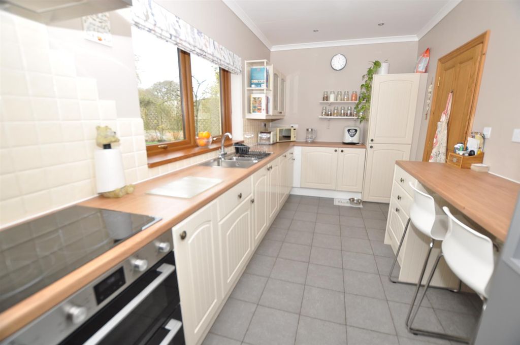 Property photo 3 of 43 Kitchen/Breakfast Room
