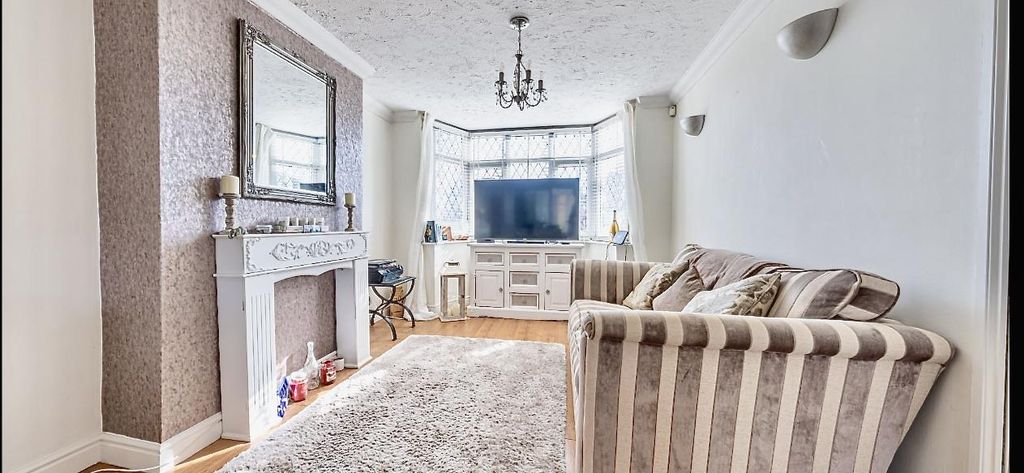 Property photo 3 of 23 Lounge