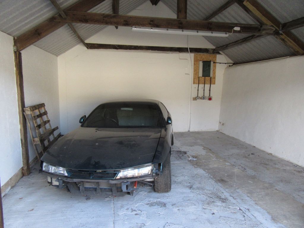 Property photo 3 of 4 J26 Int (2)