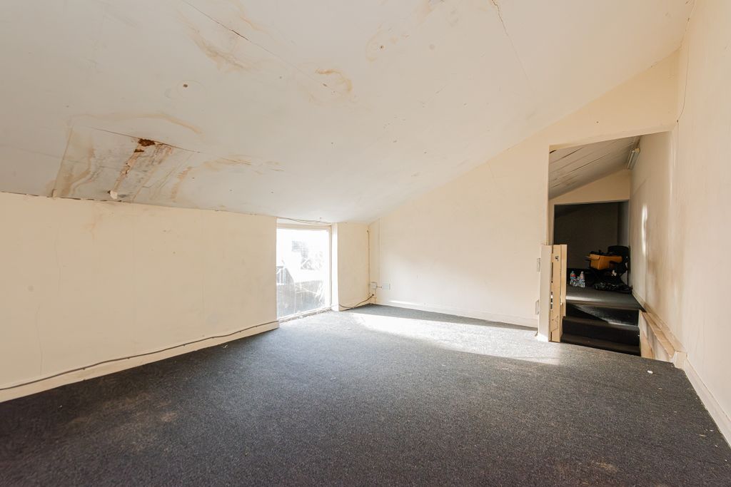 Property photo 2 of 16 Georges Place 2-5, Garage 1-012