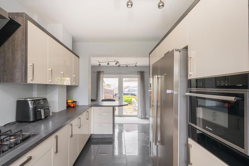 Property photo 3 of 39 1M7Rmd - Kitchen E.Jpg