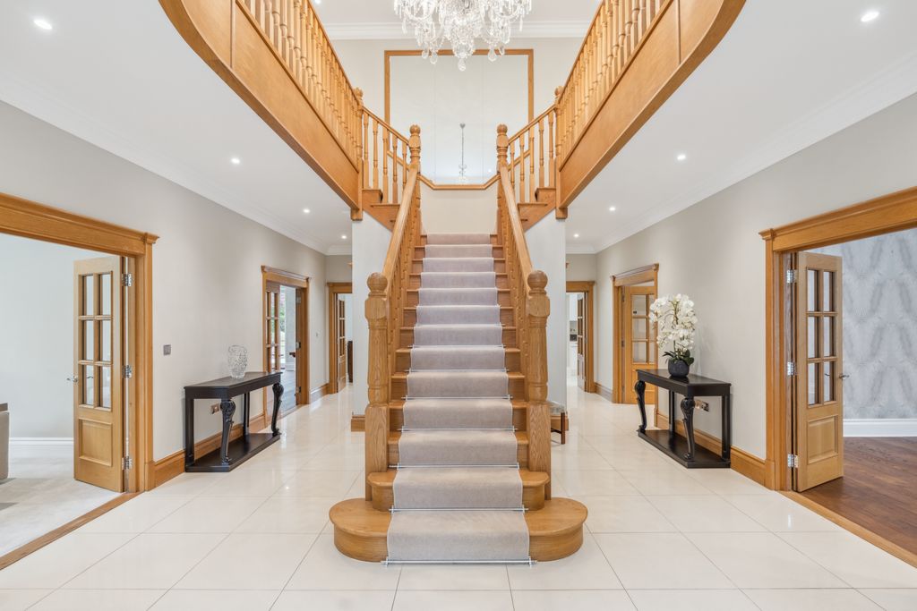 Property photo 3 of 49 Entrance Hall