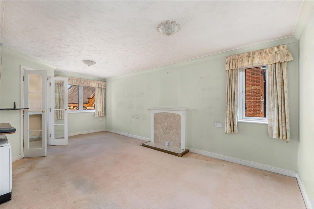 Property photo 2 of 12 40 Spencer Court, Banbury-7.Jpg