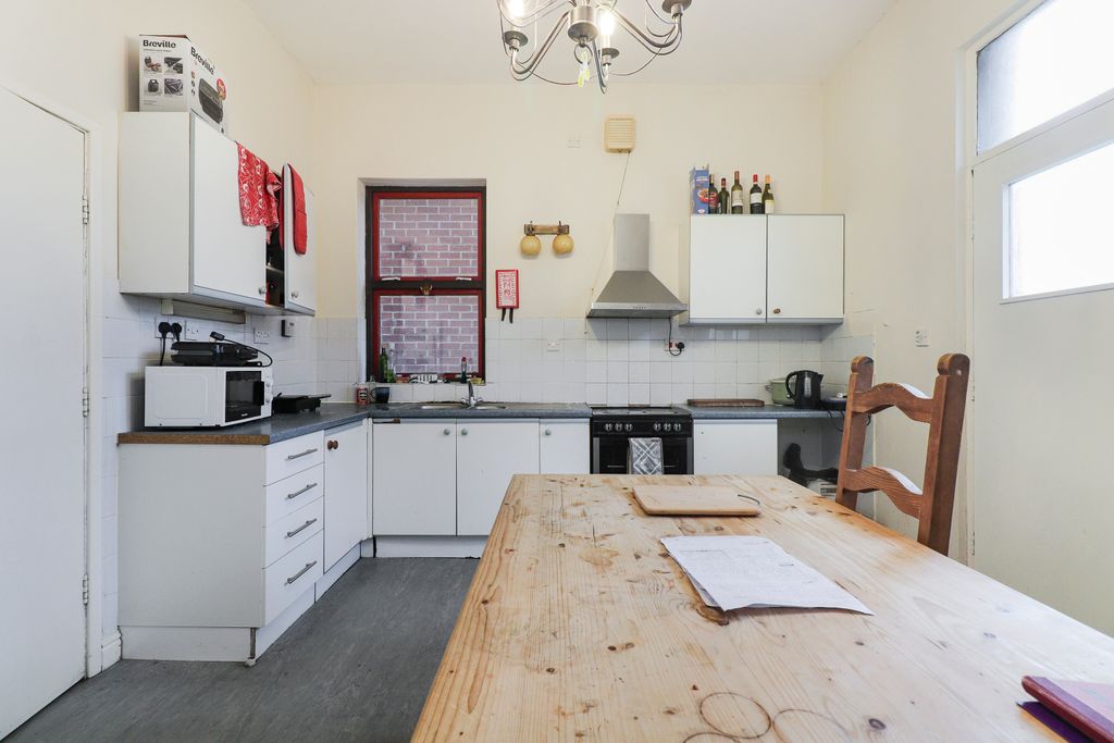 Property photo 3 of 20 Kitchen