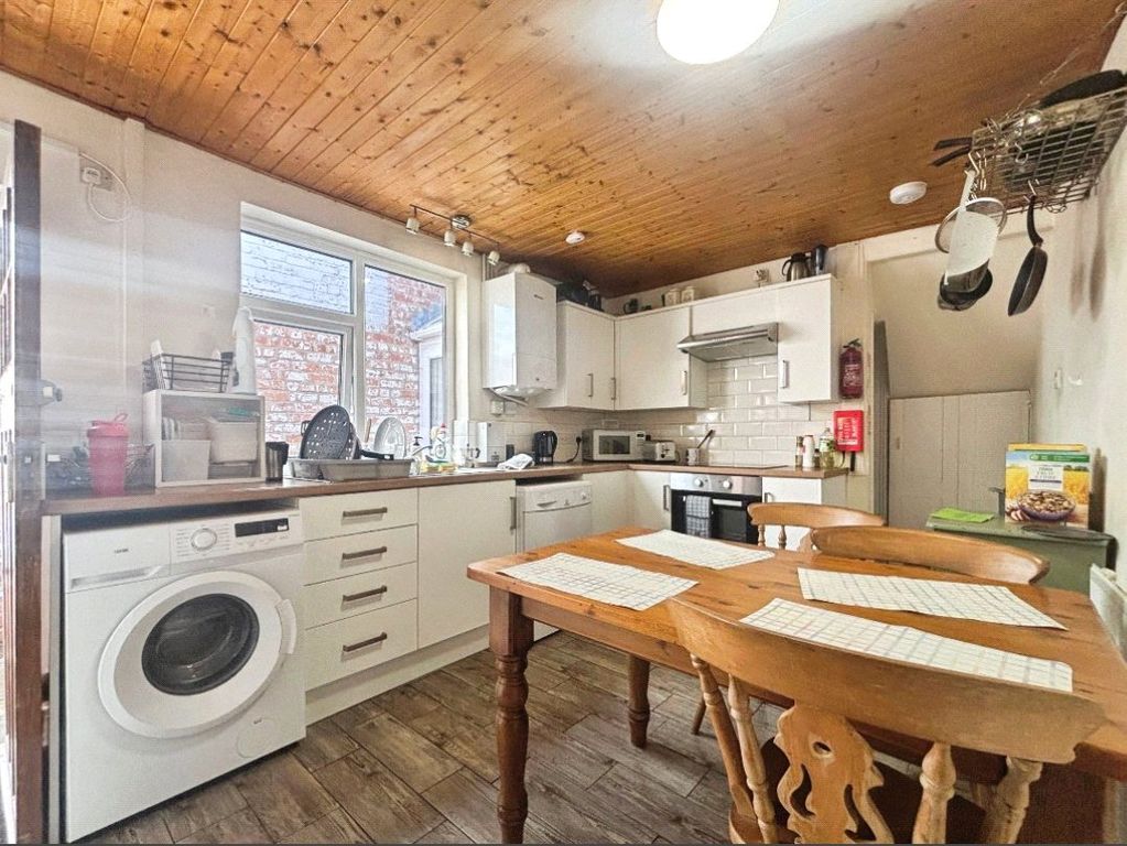Property photo 3 of 6 Kitchen