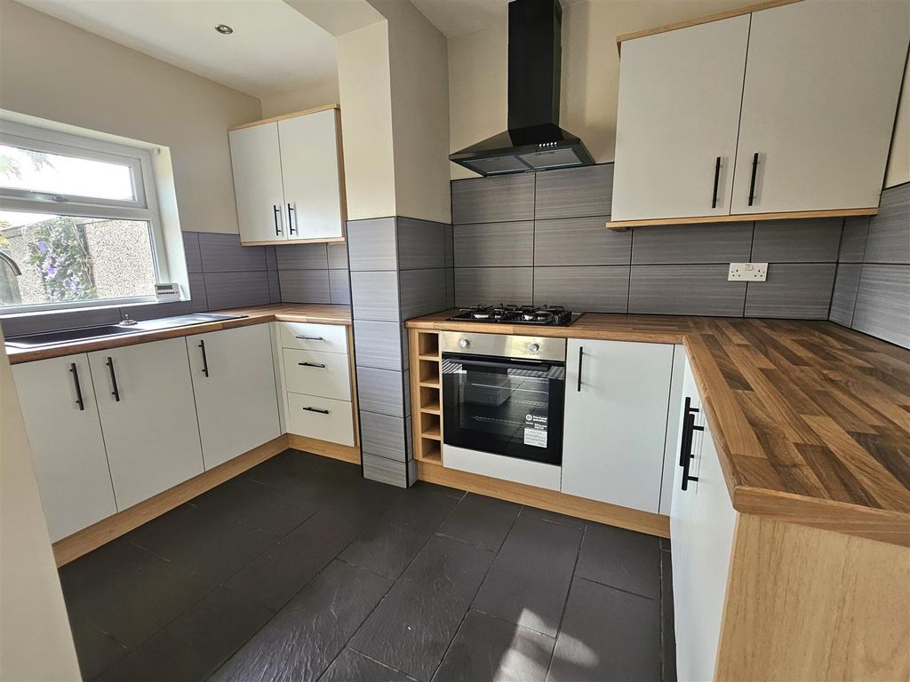 Property photo 3 of 10 Kitchen