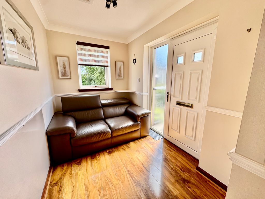Property photo 3 of 18 Vestibule