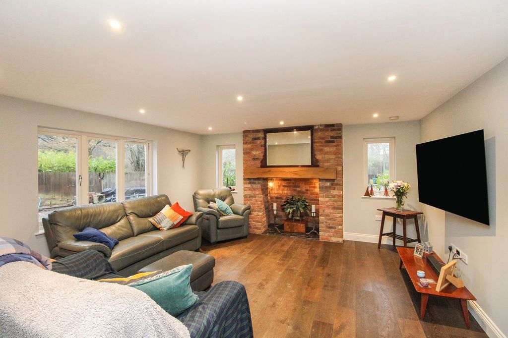 Property photo 3 of 18 Lounge