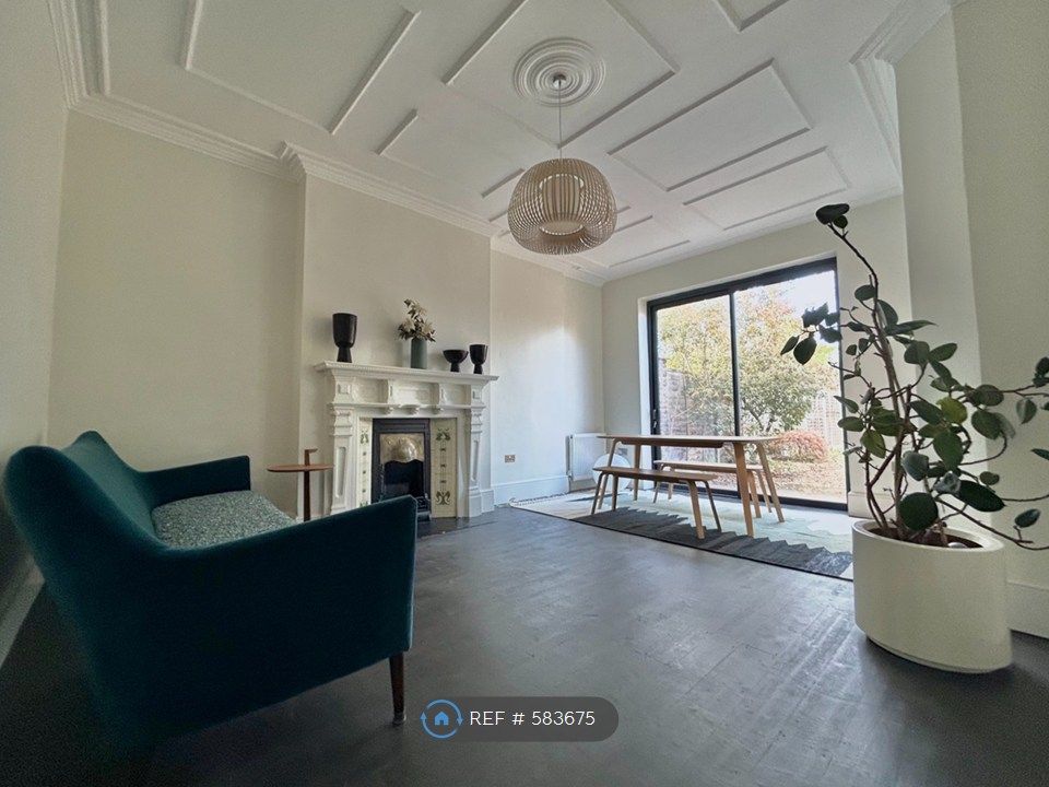 Property photo 1 of 14 Living Room
