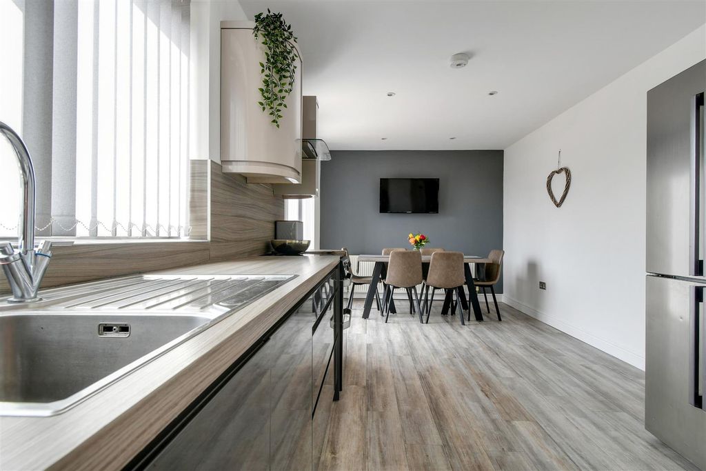 Property photo 3 of 26 Kitchen Diner