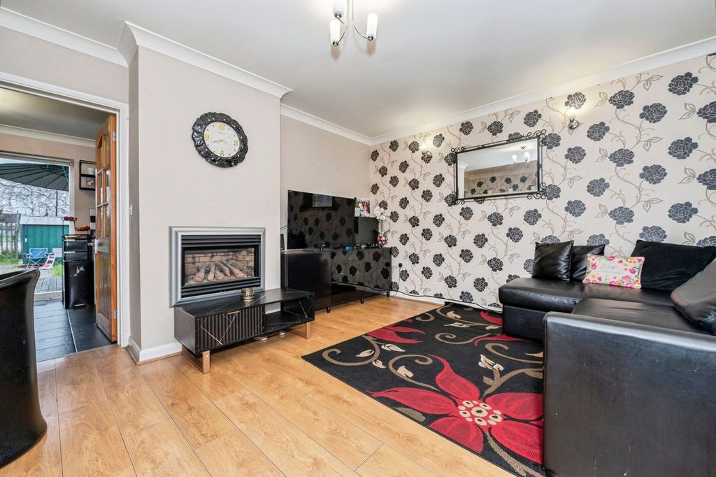 Property photo 3 of 13 Lounge