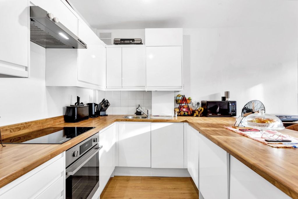 Property photo 2 of 11 Kitchen