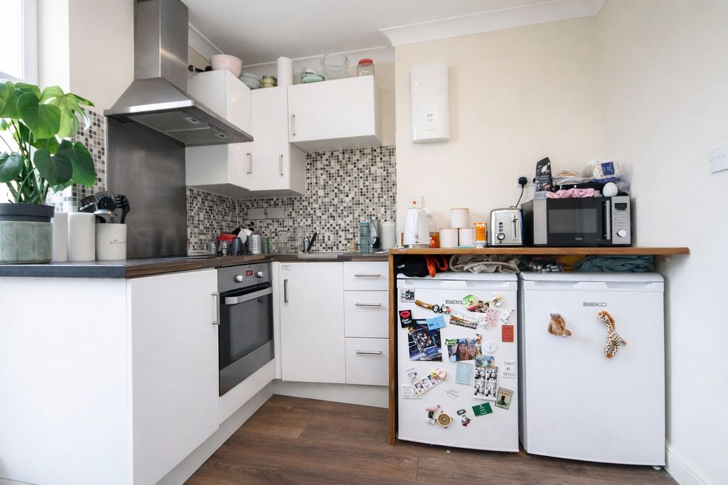Property photo 3 of 8 Kitchen