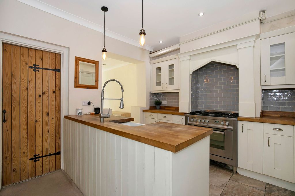 Property photo 1 of 25