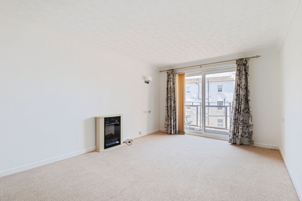 Property photo 2 of 11 Lounge