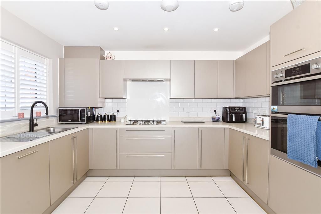 Property photo 2 of 11 Kitchen