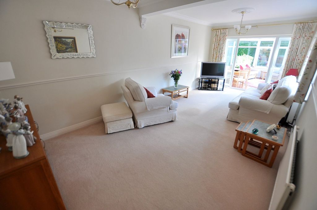 Property photo 3 of 15 Lounge