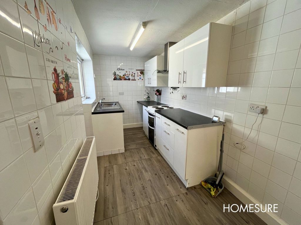 Property photo 3 of 7 Kitchen