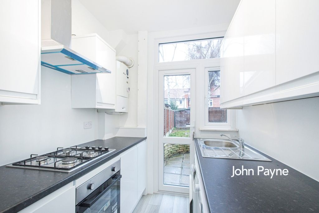 Property photo 3 of 10 Kitchen