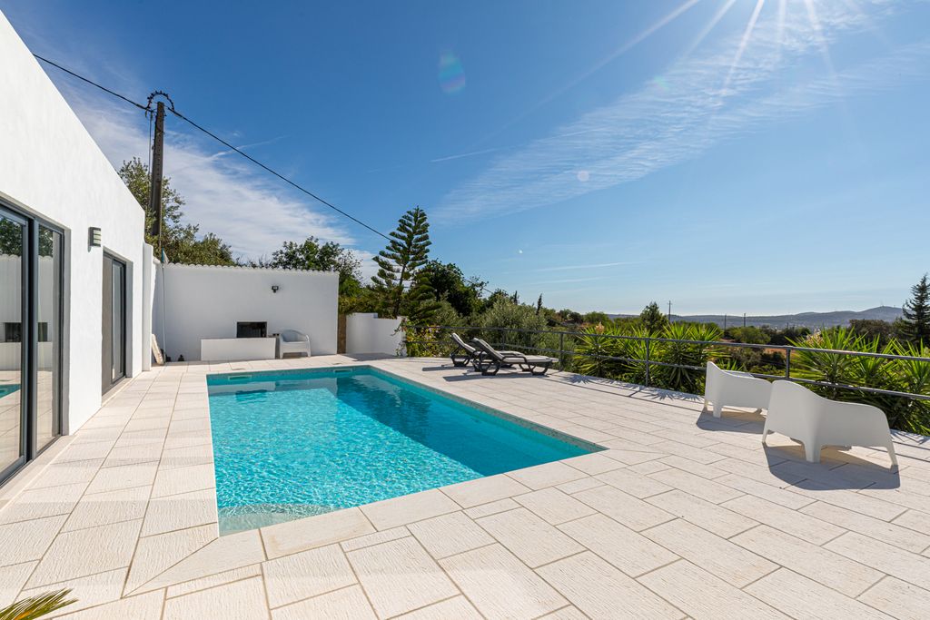 Property photo 2 of 40