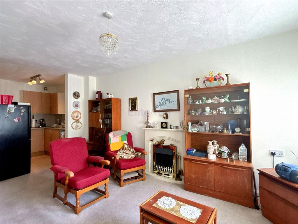 Property photo 3 of 10 Lounge