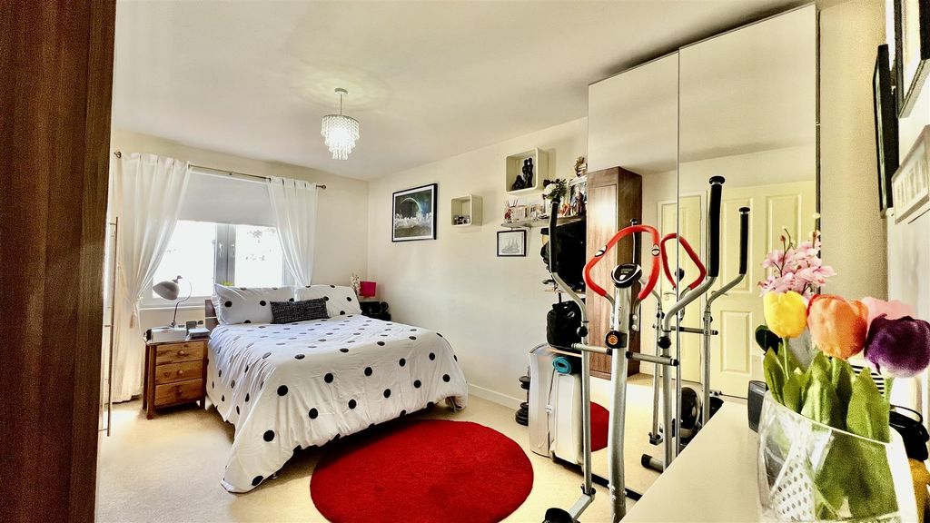 Property photo 3 of 10 Bedroom