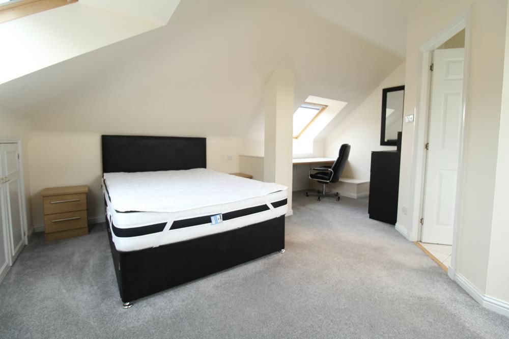 Property photo 3 of 5 Bedroom − Photo 2