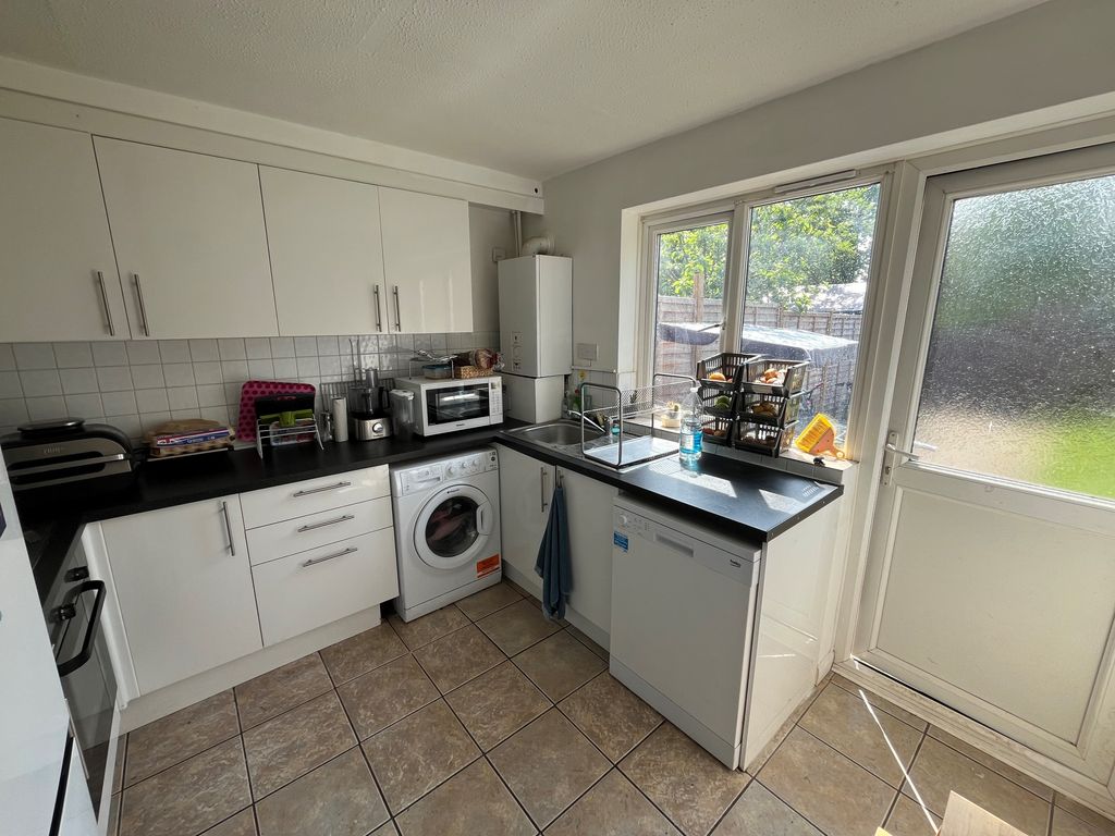 Property photo 3 of 9 Kitchen