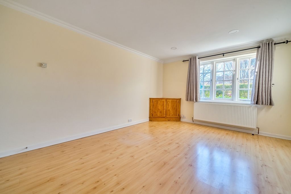 Property photo 3 of 17 Guildford Road