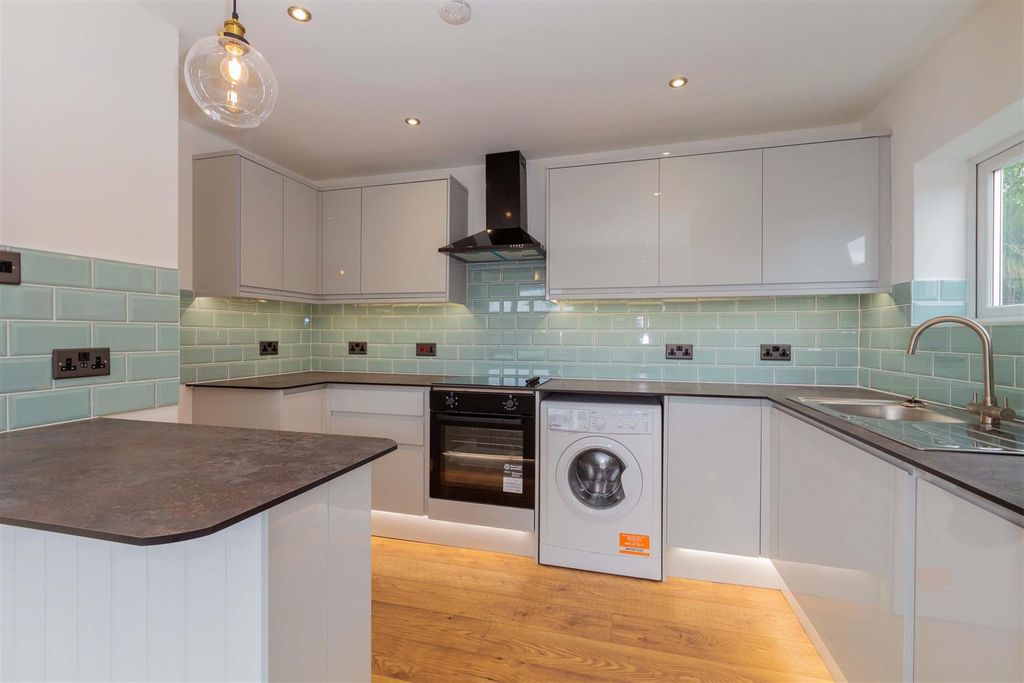 Property photo 2 of 14 Flat 6 93 L Cippenham Lane-14.Jpg