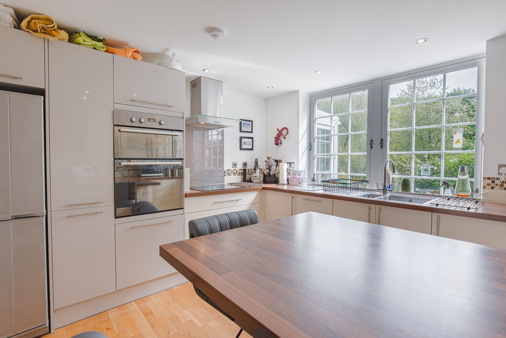 Property photo 3 of 26 Kitchenangle1