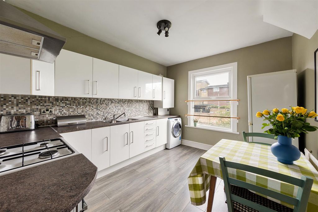 Property photo 3 of 22 Simonds Road, E10