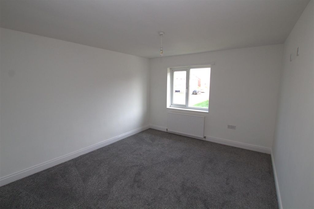 Property photo 2 of 10 Bed1.Jpg