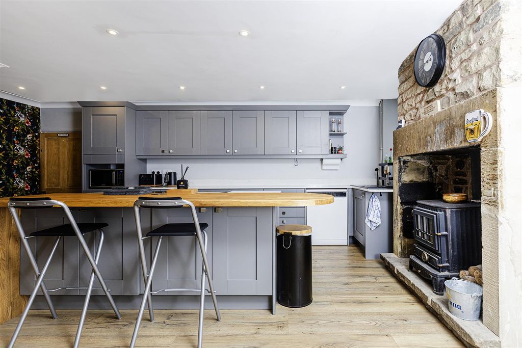 Property photo 2 of 27 Breakfast Kitchen