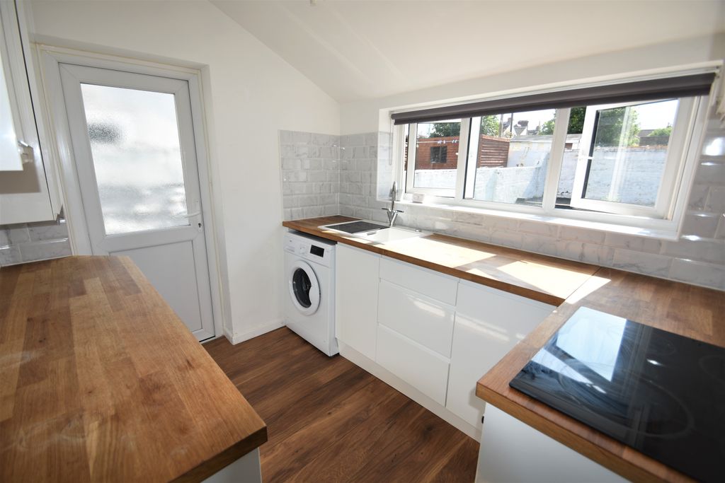 Property photo 3 of 9 Photo 01