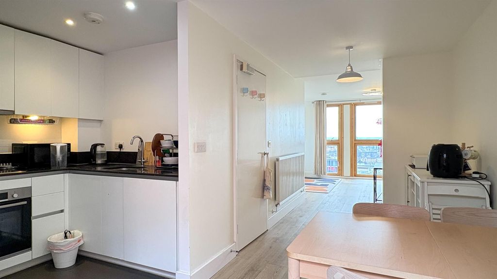 Property photo 3 of 12 Mastmaker Road London, E14 For Sale By Barrain Lon