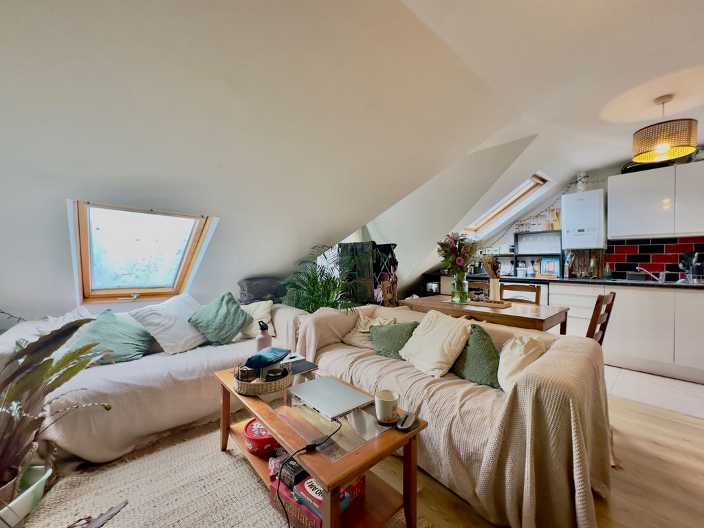 Property photo 1 of 10 2 Bed Flat To Rent Lucien Road, Tooting Sw17