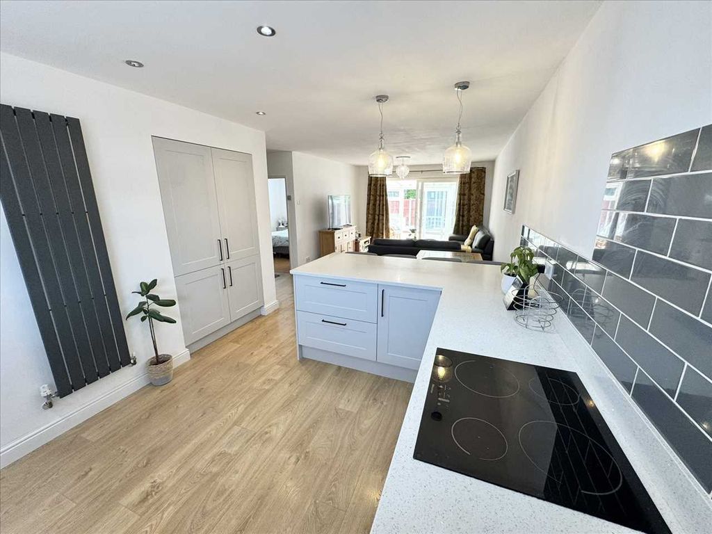 Property photo 3 of 33 Kitchen