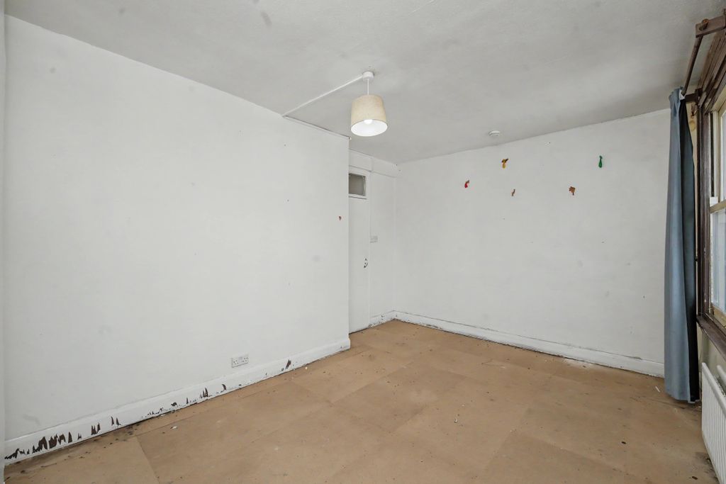 Property photo 3 of 11 Flat B, 30 Gibbon Road, Nunhead, London, Se15 2As