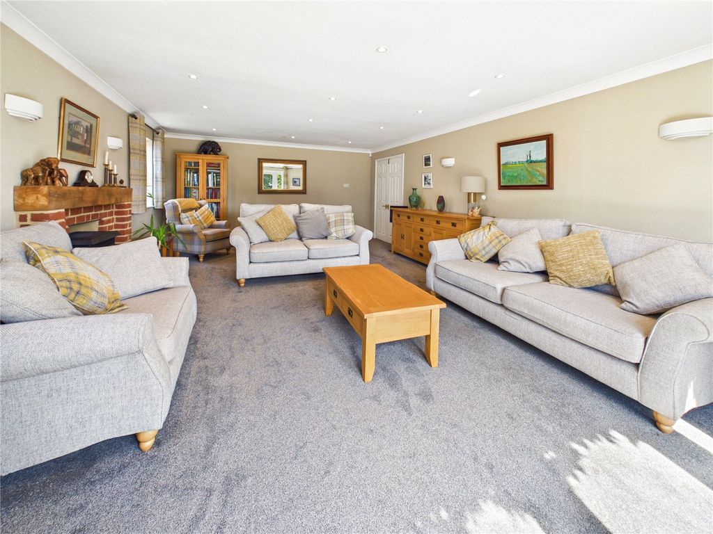 Property photo 3 of 40 Lounge
